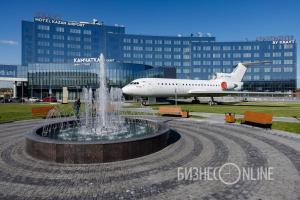 una grande fontana di fronte ad un aeroporto con un aeroplano di Kravt Kazan Airport Hotel a Bol'shiye Kabany