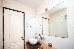 Koupelna v ubytování Treebo Laaiba Residency