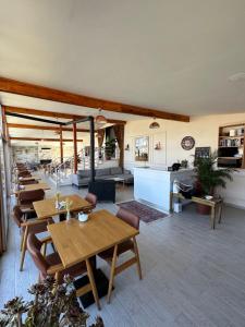 ein großer Raum mit Tischen und Stühlen und ein Raum mit in der Unterkunft Royalova Hotel in Yalova