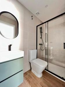 Un baño con inodoro, lavabo y ducha. en Crysoyle Apartment Barcelona Next to Camp Nou, en Hospitalet de Llobregat 36 fotos más