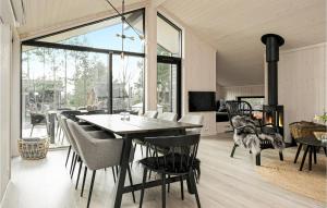 comedor con mesa y sillas en Nice Home In Hadsund With Kitchen, en Hadsund