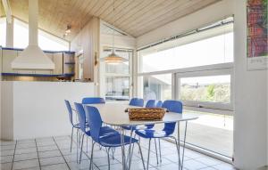 ロンストラップにあるNice Home In Hjrring With 5 Bedrooms, Sauna And Wifiのダイニングルーム(白いテーブル、青い椅子付)