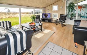 sala de estar con sofá, sillas y mesa en Awesome Home In Hjrring With Indoor Swimming Pool, en Lønstrup
