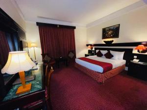 Una cama o camas en una habitación de Claridge Hotel
