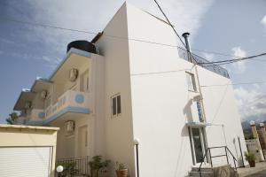 a white building with a blue trim at Edgewater Studios in Kissamos