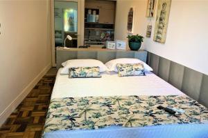 1 cama con 2 almohadas en una habitación en Apto Roma na Vila Paraíso: um cantinho feliz en Maringá
