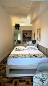 een slaapkamer met een groot bed in een kamer bij Apto Roma na Vila Paraíso: um cantinho feliz in Maringá