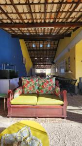 a couch sitting in a living room in a room at Hostel Caminho da Praia in Arraial do Cabo