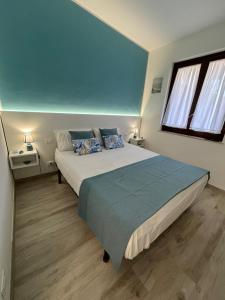 聖維托羅卡波的住宿－Ca San Vito Lo Capo Villa Maria，一间卧室设有一张大床和两个窗户。