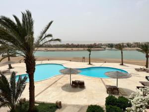 Bazen u ili blizu objekta Sabina 1br apartment Lagoon view with shared pool By BFG Beit Fel Gouna