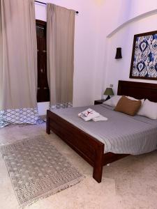Krevet ili kreveti u jedinici u okviru objekta Sabina 1br apartment Lagoon view with shared pool By BFG Beit Fel Gouna