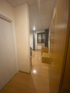 ein leeres Zimmer mit Flur mit Tür in der Unterkunft Park Hotel in Scanno