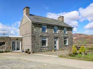 Llanfihangel-y-pennantにあるYmwlch Bach Farmhouseの古石造りの家