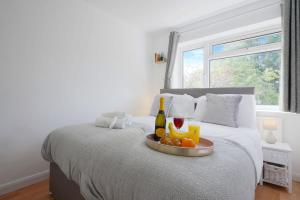 Postel nebo postele na pokoji v ubytování 5 Bedroom Detached House - Close to City Centre - Sleeps up to 10 guests with Free Parking, Fast Wifi, SmartTVs and Large Garden by Yoko Property + 33 fotografií