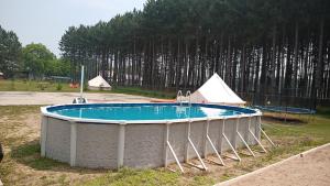Bazén v ubytování Schoolhouse Inn nebo v jeho okolí