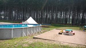 Bazén v ubytování Schoolhouse Inn nebo v jeho okolí