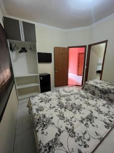 niewielka sypialnia z 2 łóżkami i oknem w obiekcie La Palma Hotel Fazenda w mieście Indaiatuba