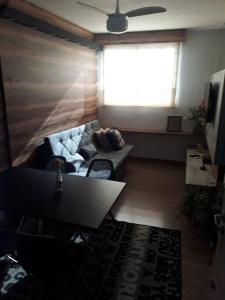 uma sala de estar com um sofá e uma janela em Melhor custo benefício: elegância e conforto. em Maringá
