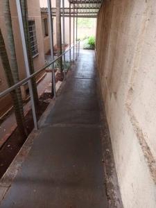 an empty hallway of a building with a sidewalk at Melhor custo benefício: elegância e conforto. in Maringá
