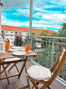 een balkon met een tafel en stoelen bij Prorsus Apartment Design in Leipzig