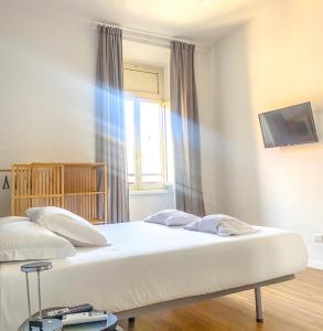 um quarto com uma cama grande e uma janela em Lexie Suites em Roma