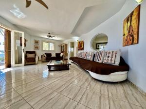 sala de estar amplia con cama y sofá en Vacation Station, Golf del Sur, en San Miguel de Abona