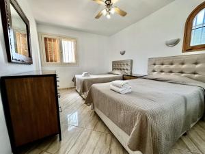 1 dormitorio con 2 camas y ventilador de techo en Vacation Station, Golf del Sur, en San Miguel de Abona