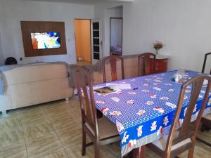 a living room with a table and a couch at Apartamento Anchieta 7 Belo in Rio de Janeiro