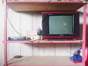 una tv seduta su uno scaffale con alevision di Simple Cozy Room in Buntumalangka' 