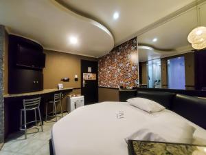 una camera con letto e bar di Lina Motel Tatuapé a San Paolo