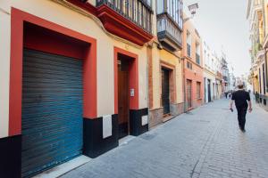 Ein Mann, der eine Straße mit zwei Garagentüren entlangläuft. in der Unterkunft Beautiful and cozy- 1Bd 1Bth- Arenal Center in Sevilla