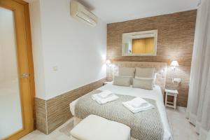 ein Hotelzimmer mit einem Bett und einem Spiegel in der Unterkunft Beautiful and cozy- 1Bd 1Bth- Arenal Center in Sevilla