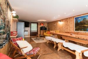 ein Wohnzimmer mit einem Tisch und Stühlen in der Unterkunft DOLF - Villa Ombrosa in Isola