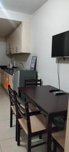 eine Küche mit einem Tisch und Stühlen in der Unterkunft Sea Residence Finest in Manila