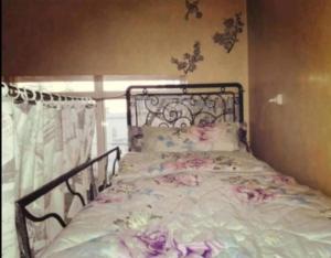 Giường trong phòng chung tại Ærtisticspace in the center 4Bunk Dormroom