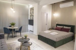 1 dormitorio con 1 cama, mesa y sillas en STAY Glam Skin Studio en Nicosia