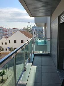 een open balkon met uitzicht op een gebouw bij Apartment Dona Vitória - Monte Gordo Beach in Monte Gordo