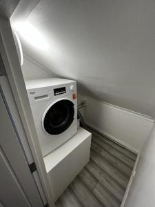 a washing machine sitting on a shelf in a room at Spacious Modern Flat in Mitcham in Mitcham