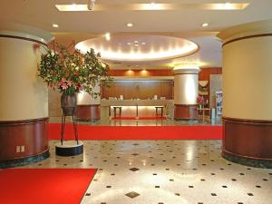 a lobby of a hotel with a large lobby with flowers at Hotel Lexton Kagoshima in Kagoshima