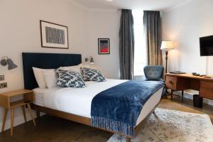 a hotel room with a bed and a desk at THE KNIGHT OF NOTTINGHILL in London
