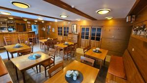 Reštaurácia alebo iné gastronomické zariadenie v ubytovaní Horský Hotel Sněženka