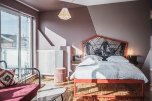 um quarto com uma cama grande e uma janela grande em The Circus Hostel em Berlim