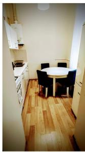 una cucina con tavolo e sedie in una stanza di Klimatyczne Traugutta 11 a Łódź