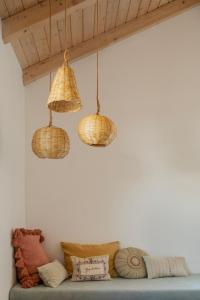 - un salon avec trois lampes suspendues et un canapé dans l'établissement Três Figos, à São Luis