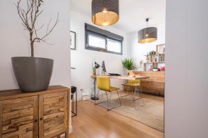 a living room with a table and yellow chairs at LUJOSO CHALET CON PISCINA PRIVADA, JARDIN Y DOMÓTICA EN PUERTA DE HIERRO in Madrid