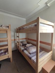 Welcome 24 Mukachevo في موكاشيفو: غرفة نوم بسريرين بطابقين في غرفة