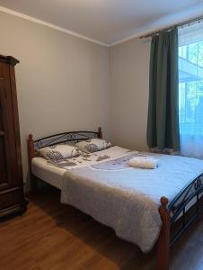 - une chambre avec un lit et une fenêtre dans l'établissement Apartament Parkowy 24h, à Łomża