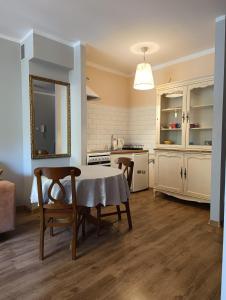 - une cuisine avec une table et des chaises dans la chambre dans l'établissement Apartament Parkowy 24h, à Łomża