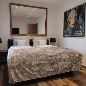 Ένα ή περισσότερα κρεβάτια σε δωμάτιο στο Dr Becsey Luxury Apartman