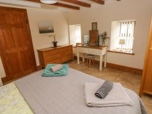 1 dormitorio con 1 cama con toallas en Y Cartws, en Eglwyswrw